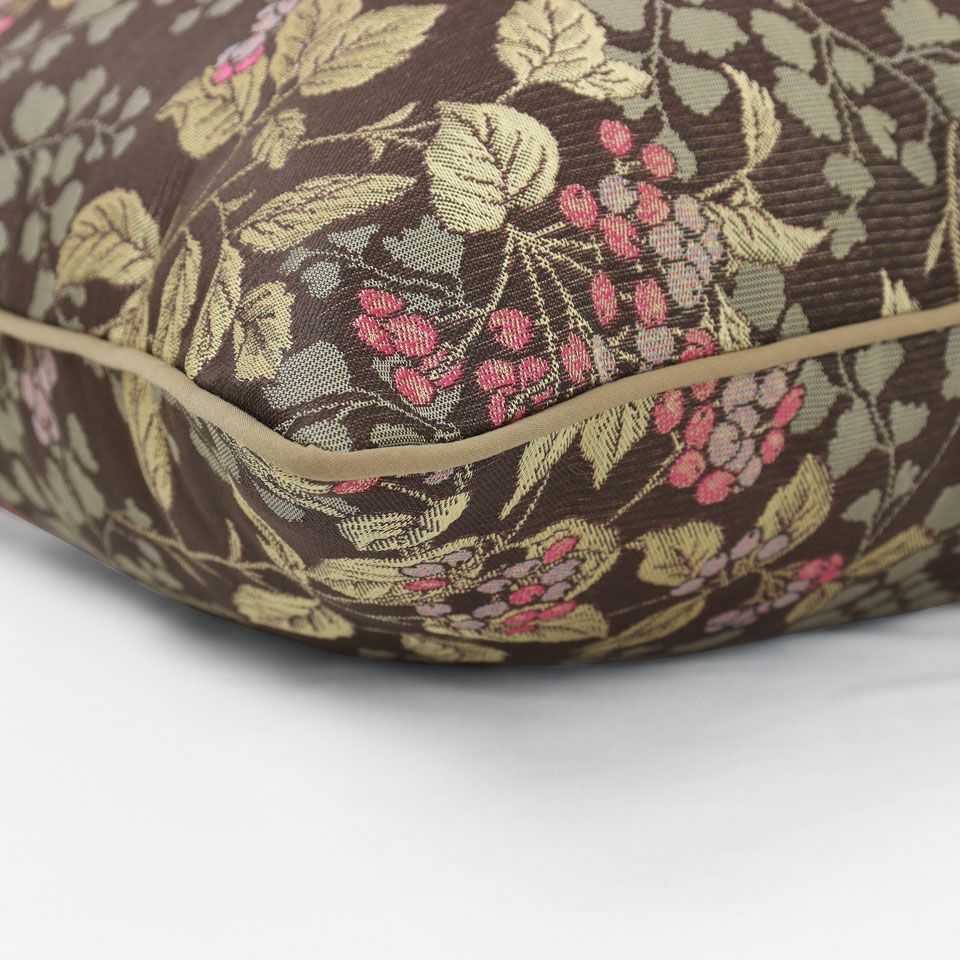 ベージュ色のパイピングをつけています／カラー：ブラウン