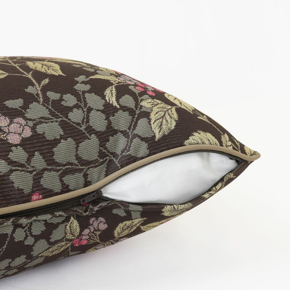 生地の色目に合わせたファスナー色を使用し、ファスナー部分に生地を片側から被せています