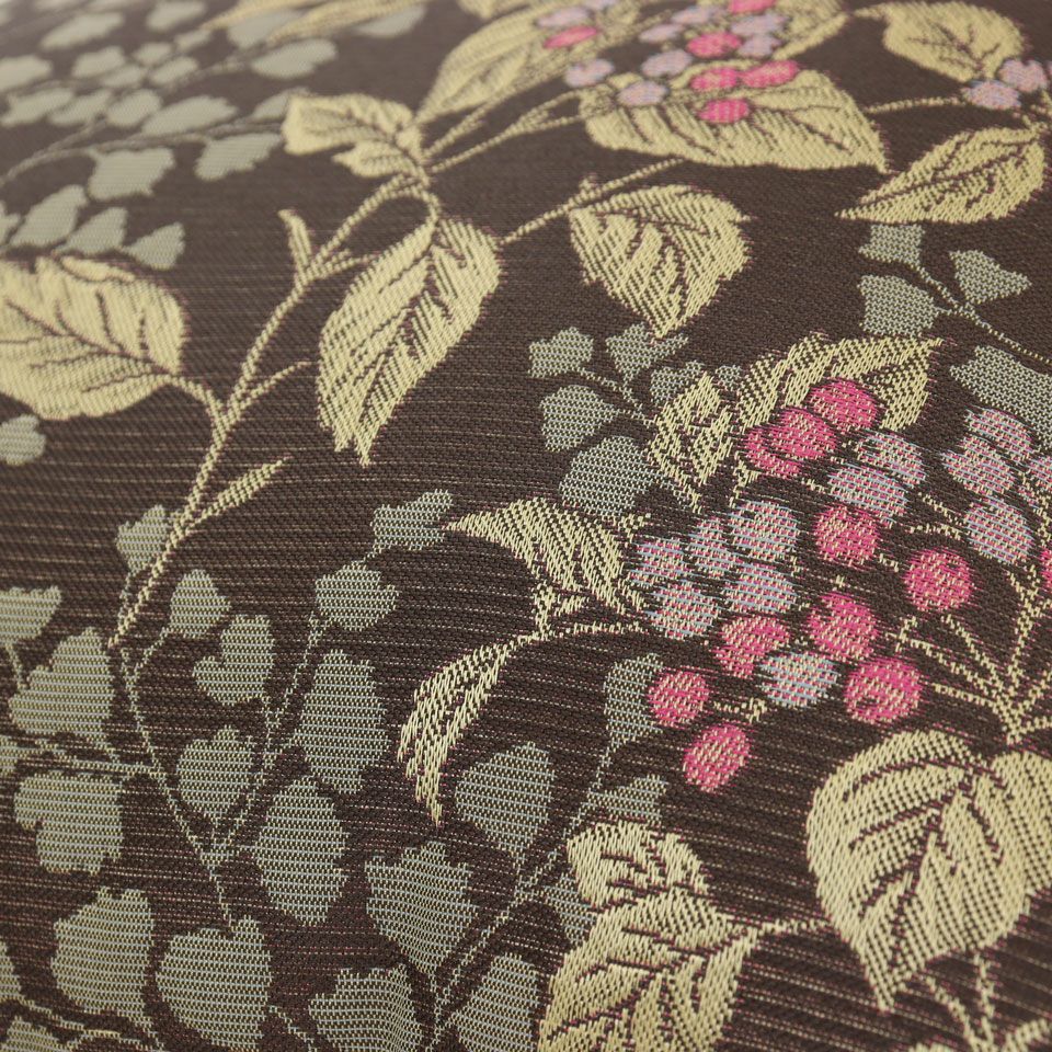 柄のパーツごとに織組織を変えることで立体的に柄を表現しています／カラー：ブラウン