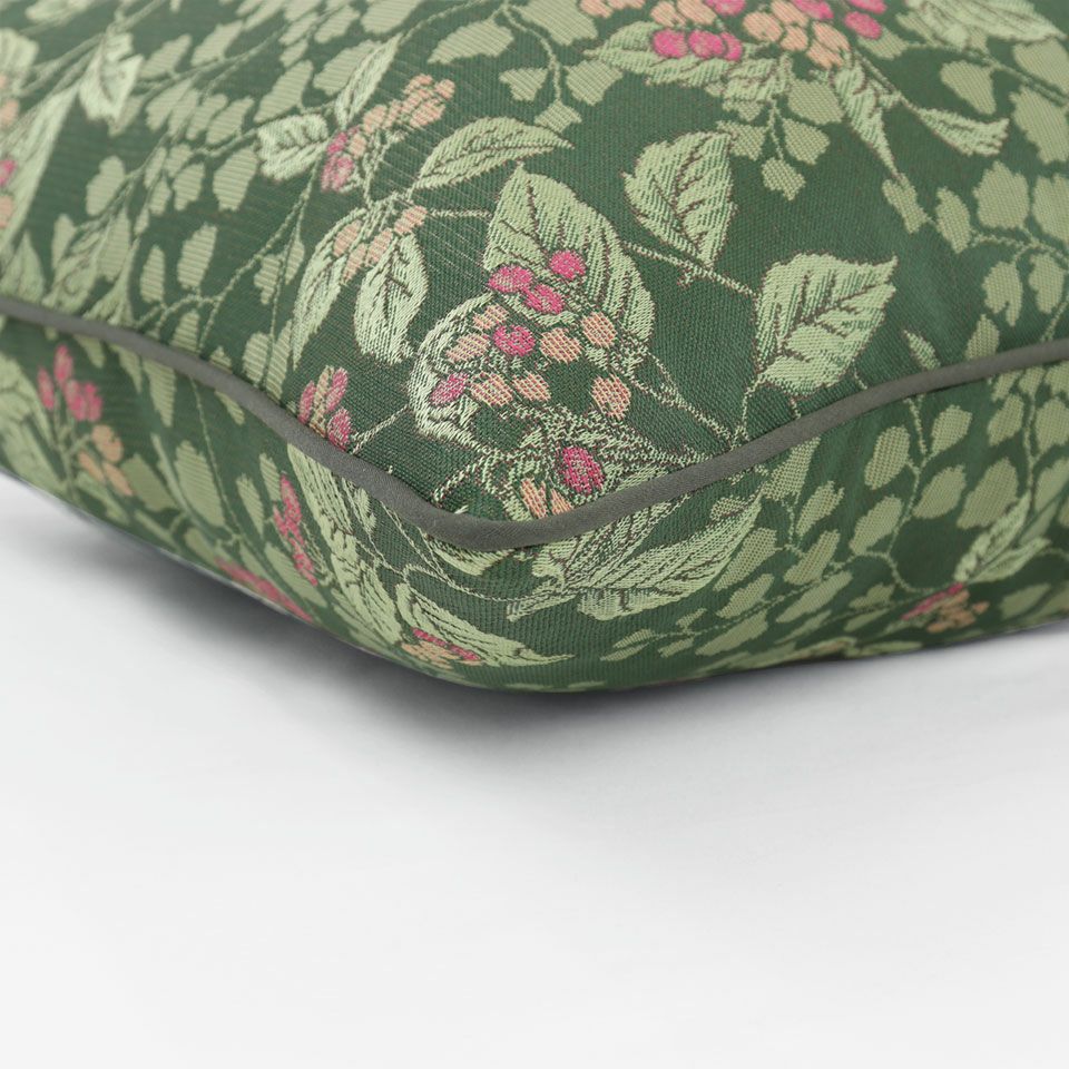 グリーン色のパイピングをつけています／カラー：グリーン