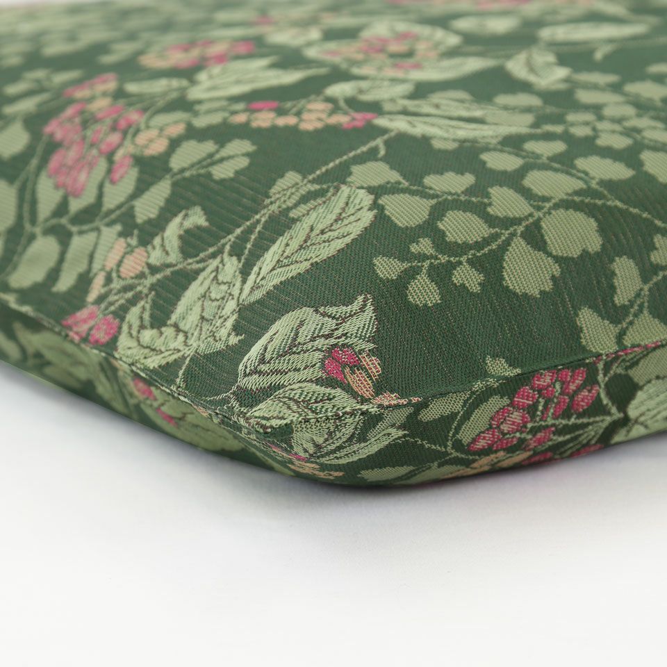 外周を縁取るように丁寧に縁取り（ステッチ）をしています