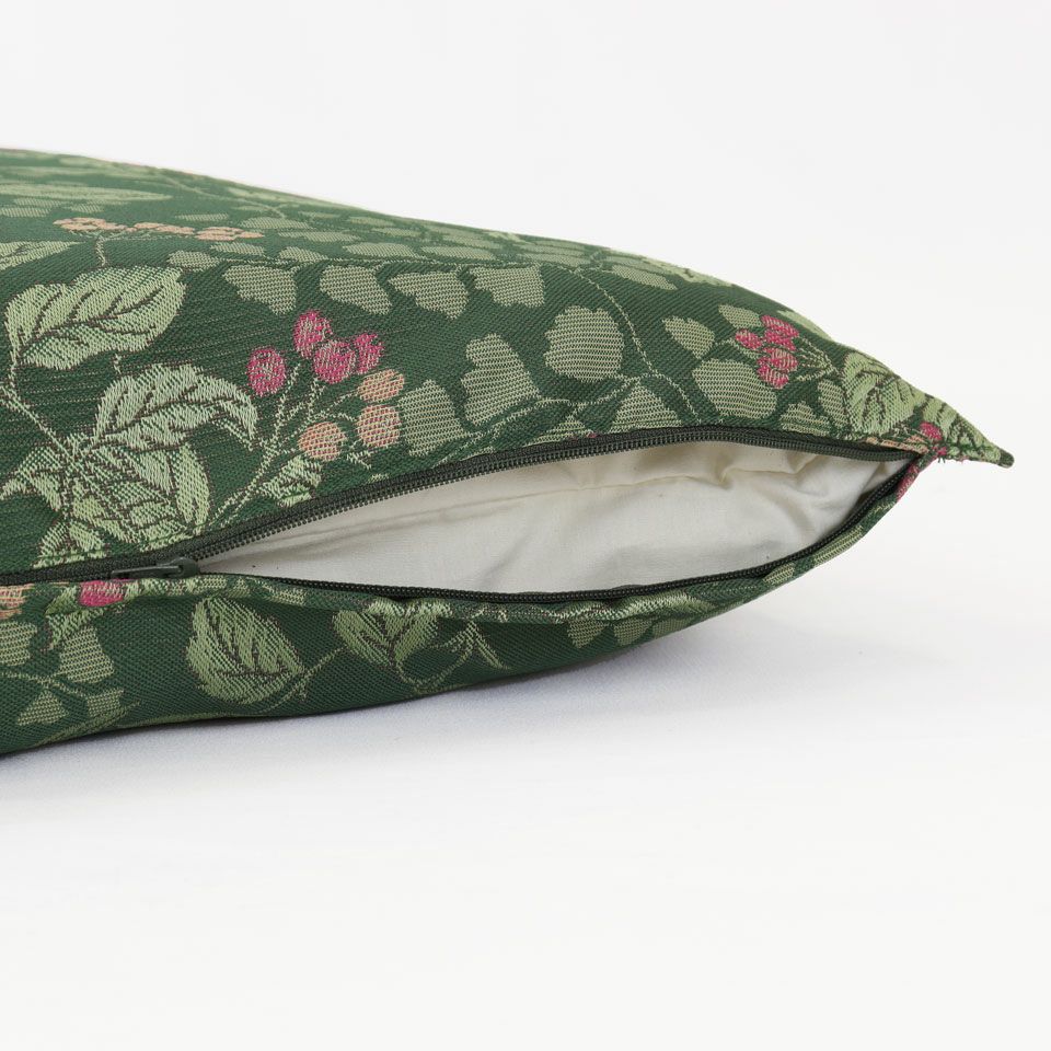 生地の色目に合わせたファスナー色を使用し、ファスナー部分に生地を片側から被せています