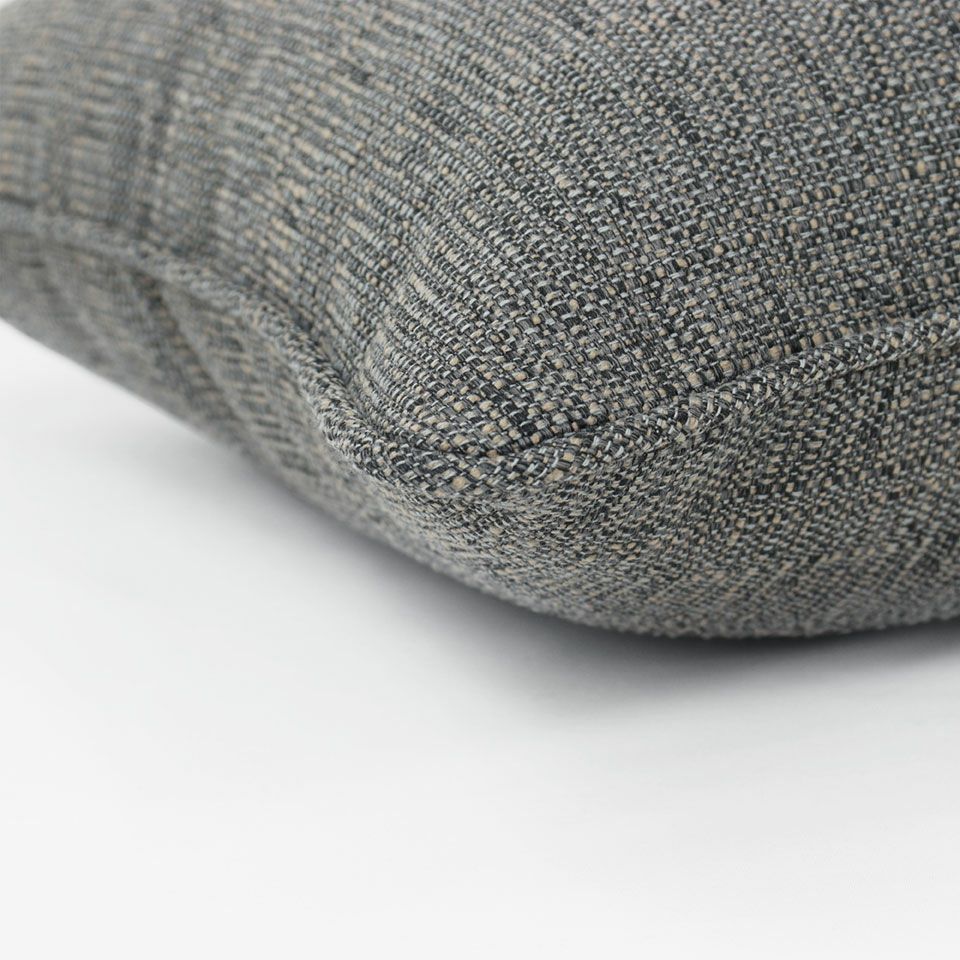 カラー：グレー／表面と裏面は同一色柄／周囲をパイピング仕様にすることで角が丸みを帯び、優しい雰囲気の仕上がりに