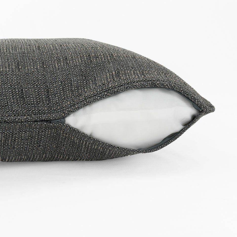 カラー：グレー／生地の色目に合わせたファスナー色を使用し、ファスナー部分に生地を両側から被せています