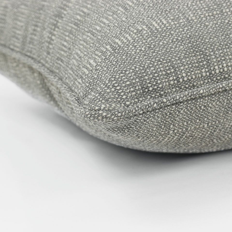 カラー：ライトグレー／表面と裏面は同一色柄／周囲をパイピング仕様にすることで角が丸みを帯び、優しい雰囲気の仕上がりに