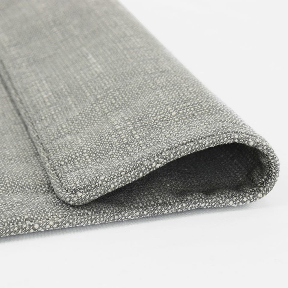 カラー：ライトグレー／ブッチャー組織という生地表面に凹凸感のある生地をを使用し、素材感をお楽しみ頂けます