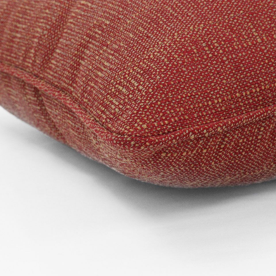 カラー：レッド／表面と裏面は同一色柄／周囲をパイピング仕様にすることで角が丸みを帯び、優しい雰囲気の仕上がりに