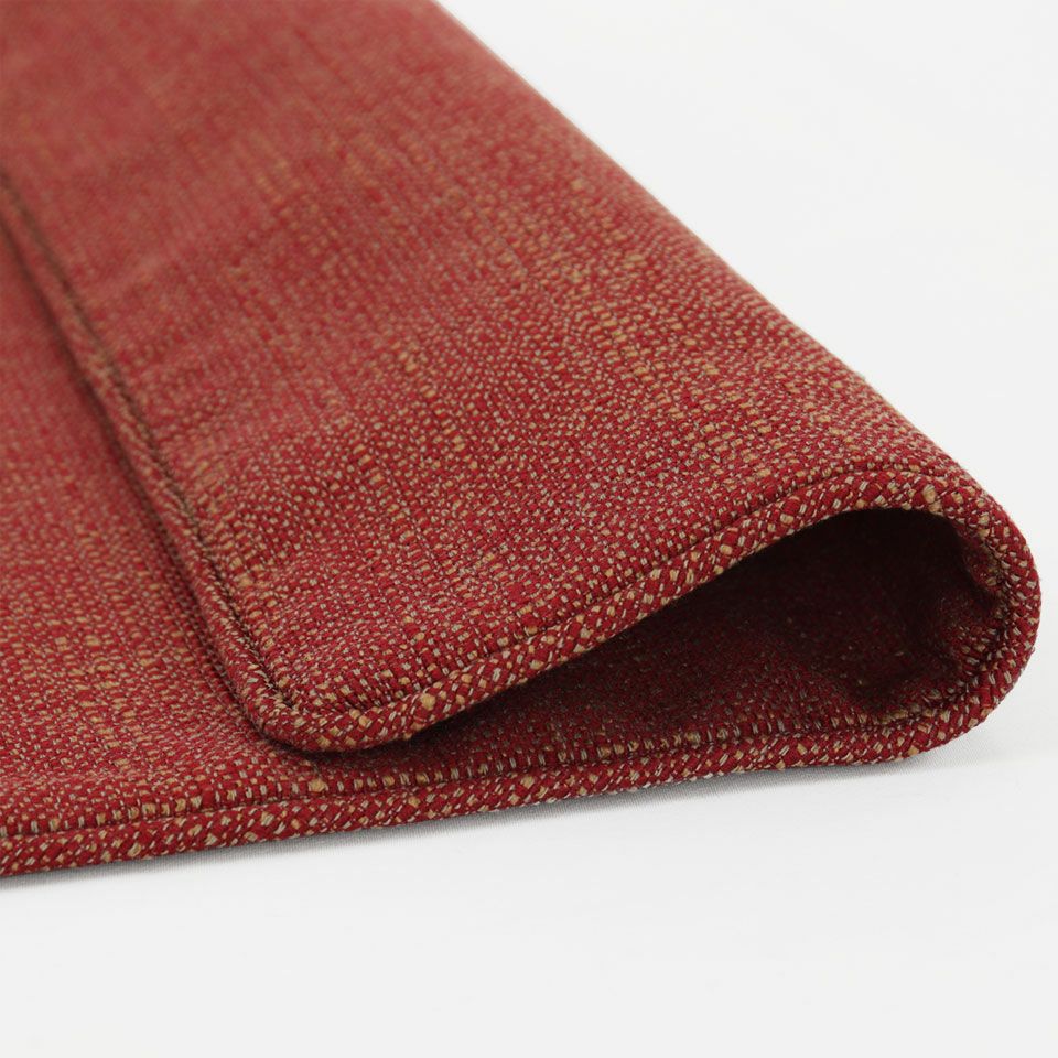 カラー：レッド／ブッチャー組織という生地表面に凹凸感のある生地をを使用し、素材感をお楽しみ頂けます
