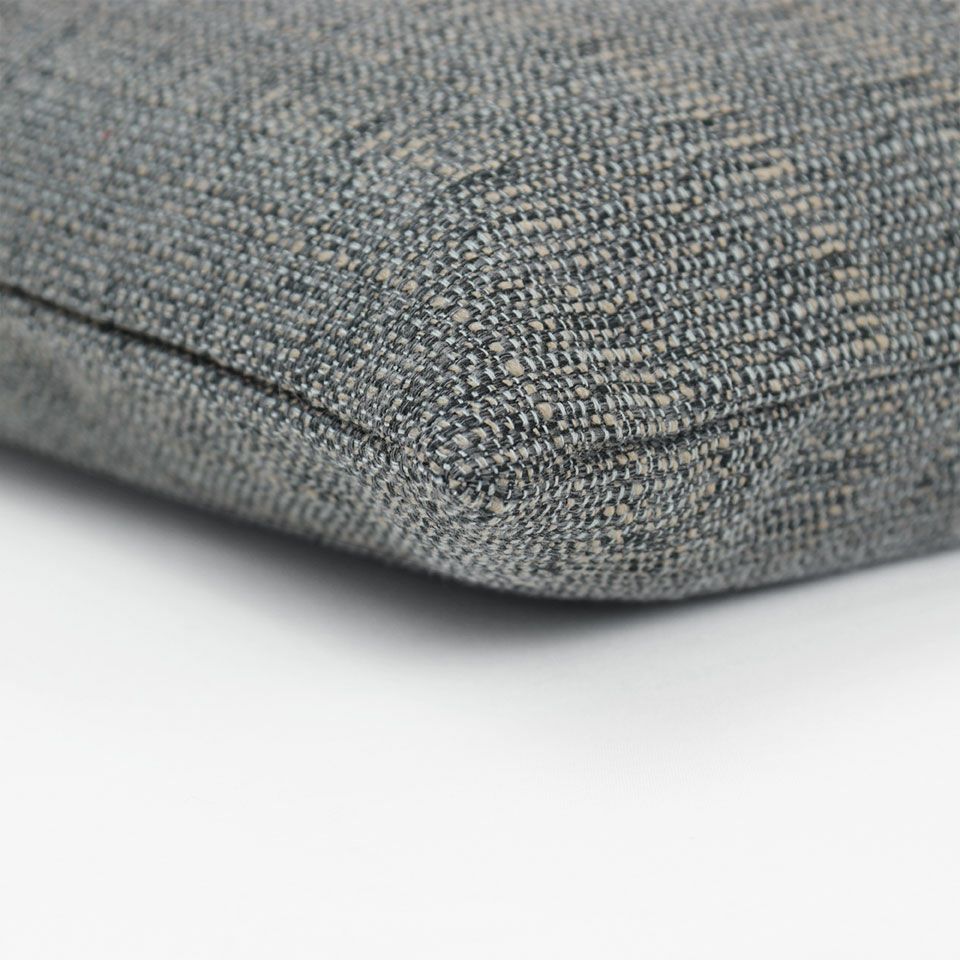 カラー：グレー／ブッチャー組織という生地表面に凹凸感のある生地をを使用し、素材感をお楽しみ頂けます