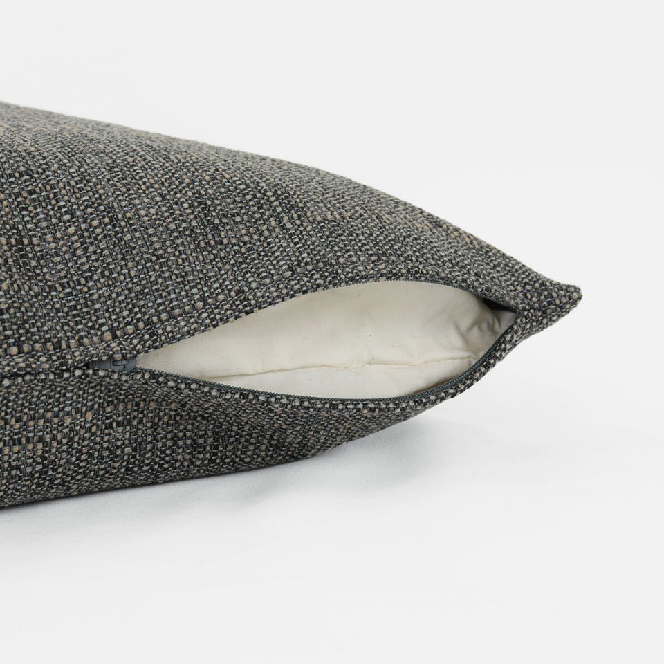 カラー：グレー／生地の色目に合わせたファスナー色を使用し、ファスナー部分に生地を両側から被せています