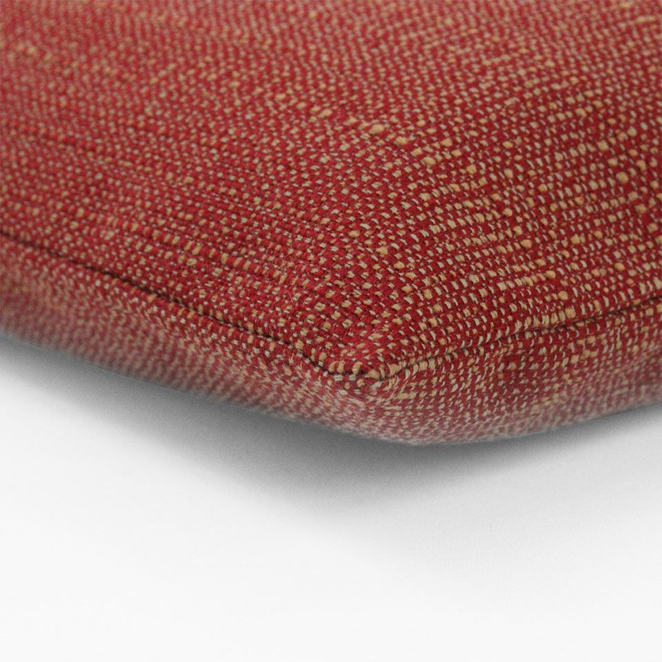 カラー：レッド／ブッチャー組織という生地表面に凹凸感のある生地をを使用し、素材感をお楽しみ頂けます