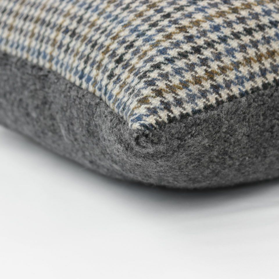 表面カラー：ブルー／裏面カラー：グレー／表面と裏面の異なるデザイン／周囲は縫い合わせ仕様でシンプルな仕上がり