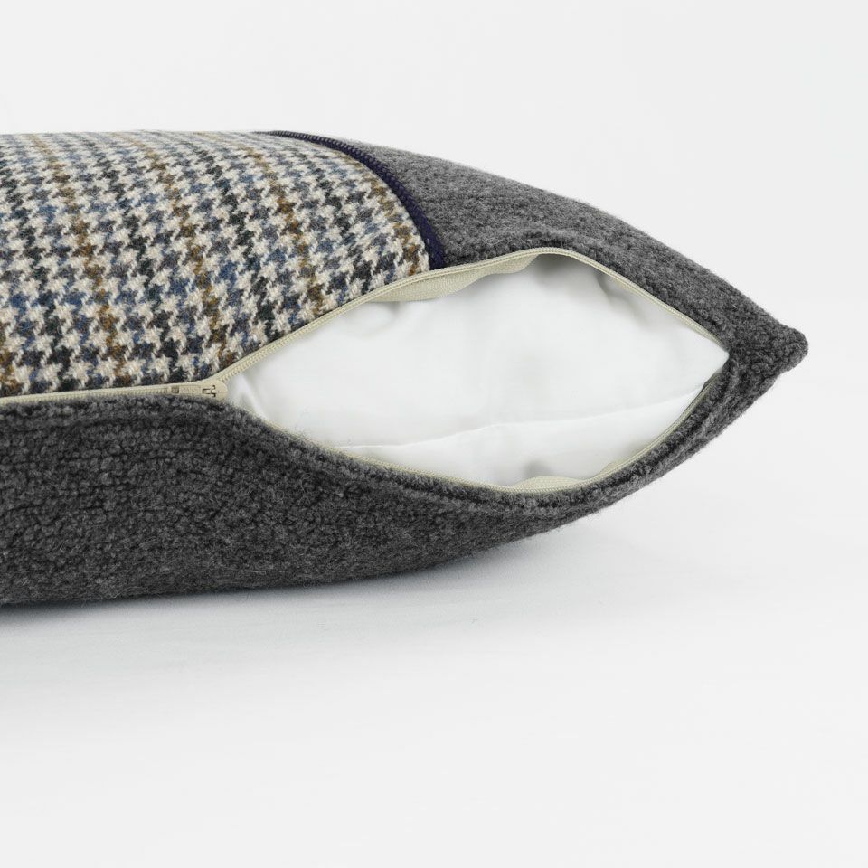 生地の色目に合わせたファスナー色を使用し、ファスナー部分に生地を片側から被せています