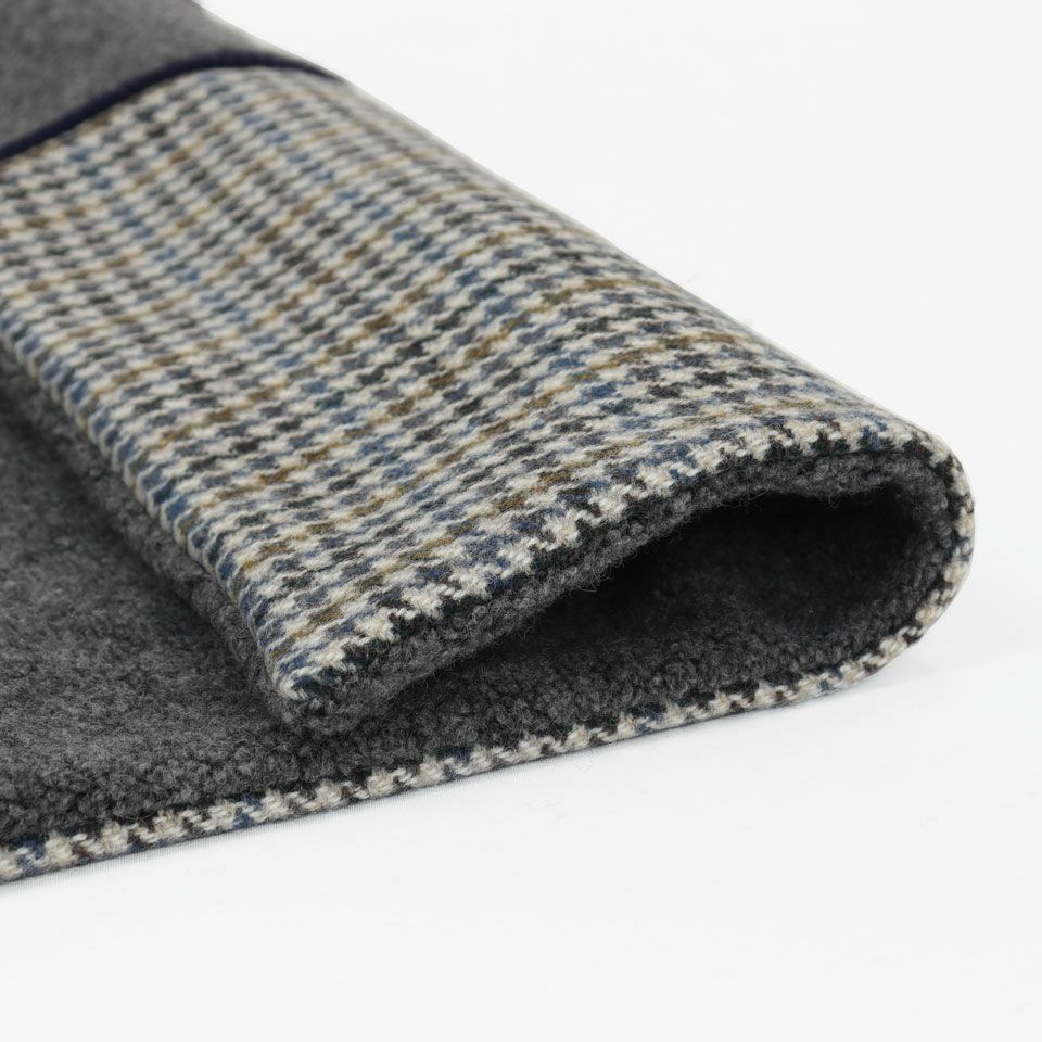 表面カラー：ブルー／裏面カラー：グレー／表面と裏面は異なる柄・組成でありつつ、温かみのある表情になっています