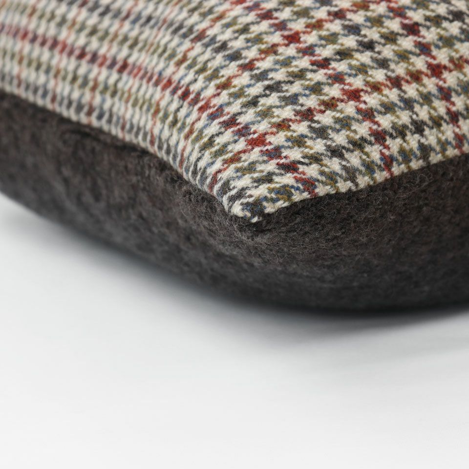 表面カラー：レッド／裏面カラー：ブラウン／表面と裏面の異なるデザイン／周囲は縫い合わせ仕様でシンプルな仕上がり