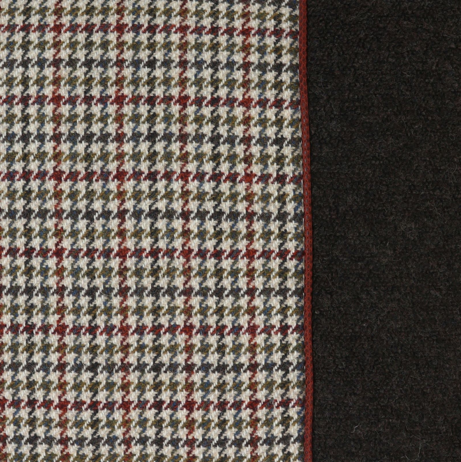 トラッドな印象の千鳥柄に艶感のあるレザー調のブレードを組み合わせ、温かみのある素材感を楽しめます