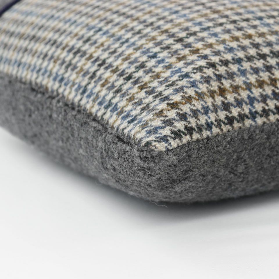 表面カラー：ブルー／裏面カラー：グレー／表面と裏面の異なるデザイン／周囲は縫い合わせ仕様でシンプルな仕上がり