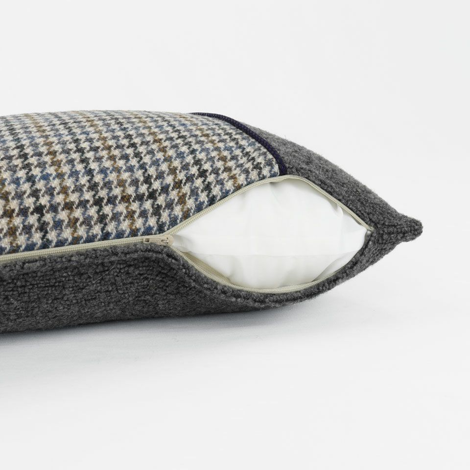 生地の色目に合わせたファスナー色を使用し、ファスナー部分に生地を片側から被せています