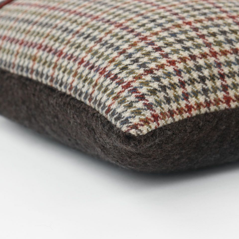 表面カラー：レッド／裏面カラー：ブラウン／表面と裏面の異なるデザイン／周囲は縫い合わせ仕様でシンプルな仕上がり