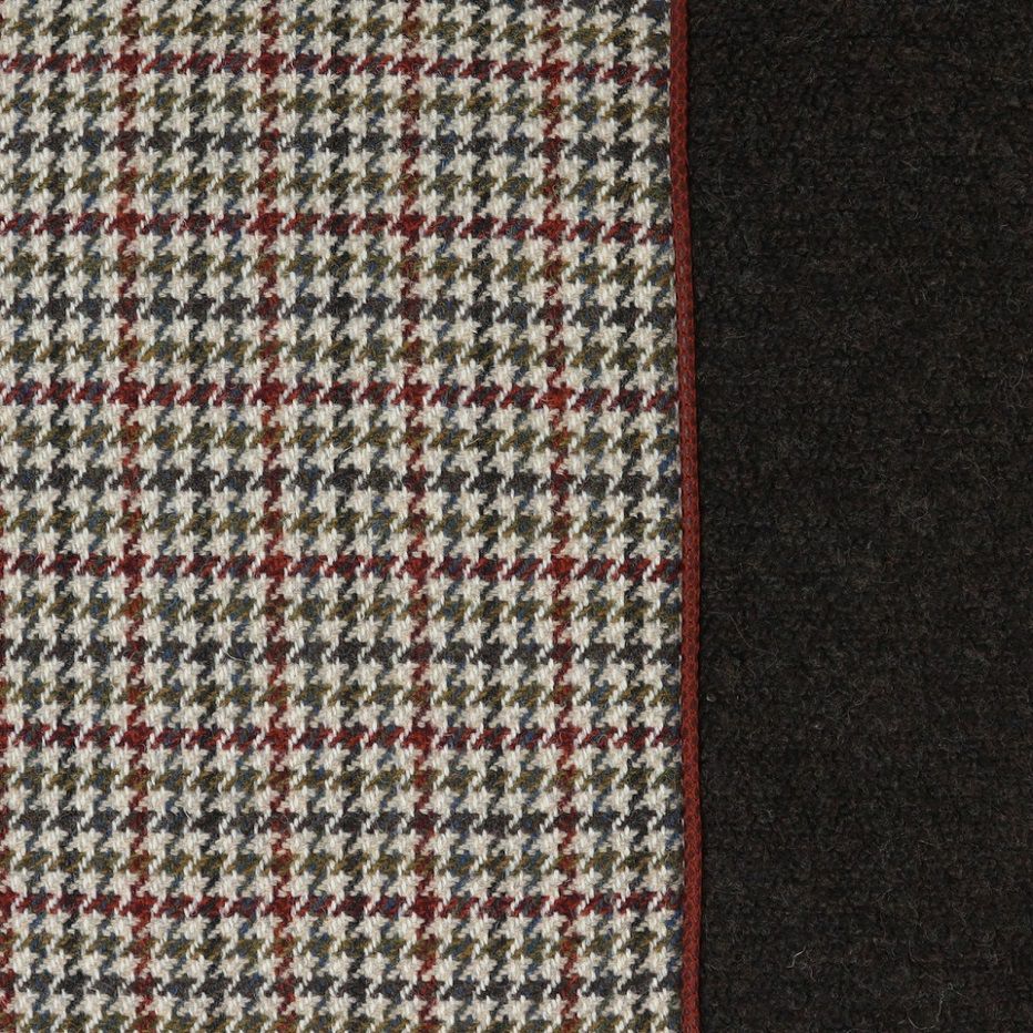 トラッドな印象の千鳥柄に艶感のあるレザー調のブレードを組み合わせ、温かみのある素材感を楽しめます