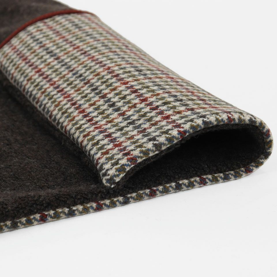 表面カラー：レッド／裏面カラー：ブラウン／表面と裏面は異なる柄・組成でありつつ、温かみのある表情になっています