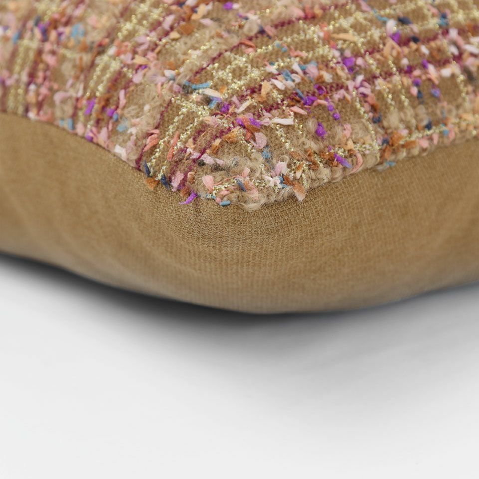 表面と裏面の異なるデザイン／周囲は縫い合わせ仕様ですっきりした表情に仕上げています