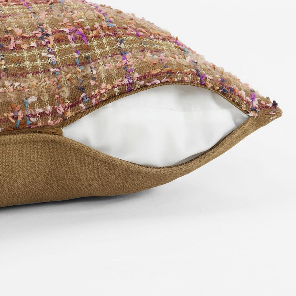 生地の色目に合わせたファスナー色を使用し、ファスナー部分に生地を片側から被せています