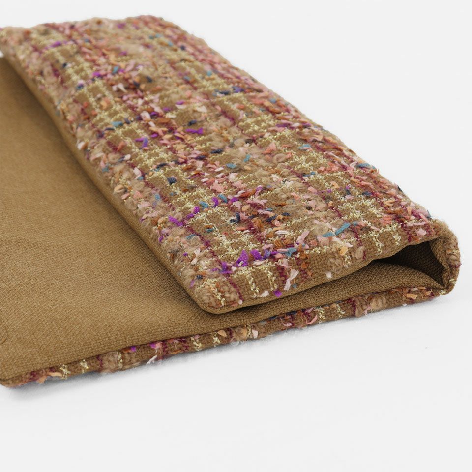 かすり糸やラメ糸・リボンヤーンなど意匠性の高い多様な形状の糸を織り交ぜることで、様々な表現を出しています