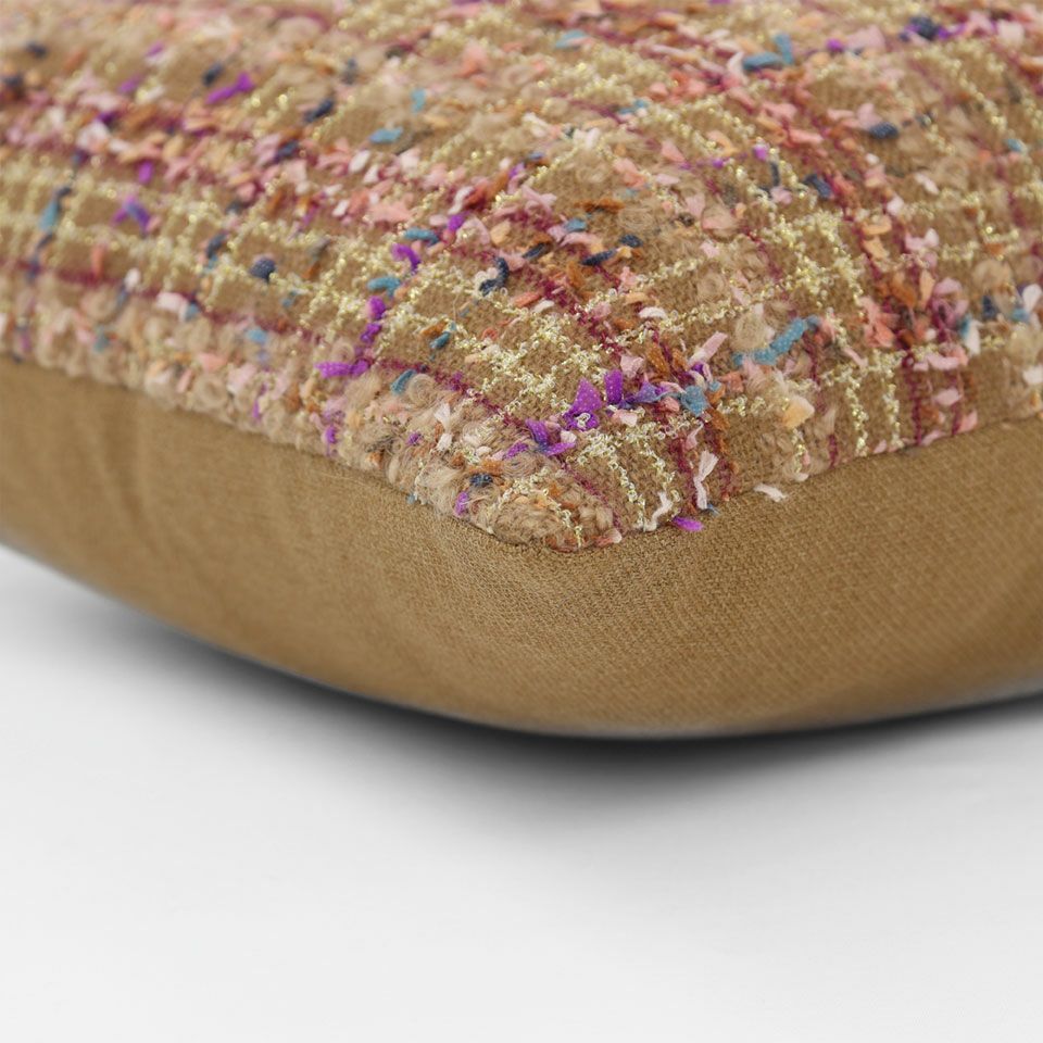 表面と裏面の異なるデザイン／周囲は縫い合わせ仕様ですっきりした表情に仕上げています