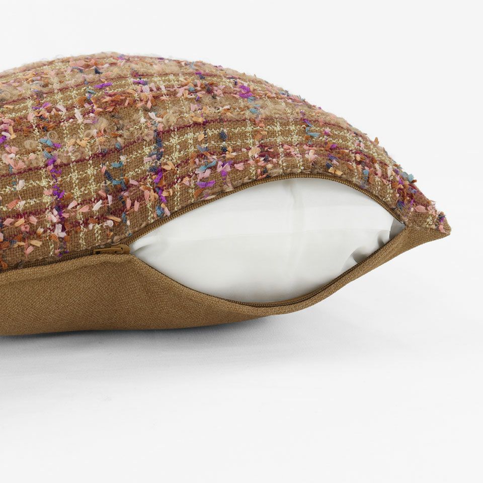 生地の色目に合わせたファスナー色を使用し、ファスナー部分に生地を片側から被せています