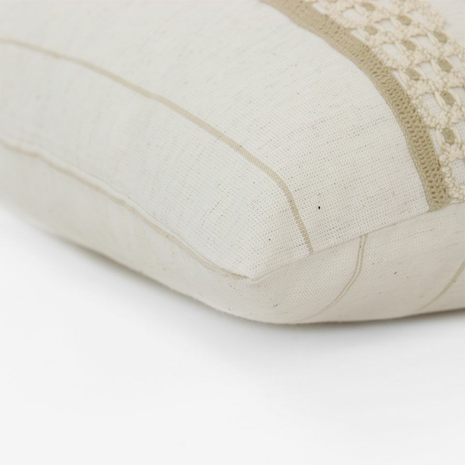 カラー：アイボリー／表面と裏面の異なるデザイン／周囲は縫い合わせ仕様ですっきりした表情に仕上げています