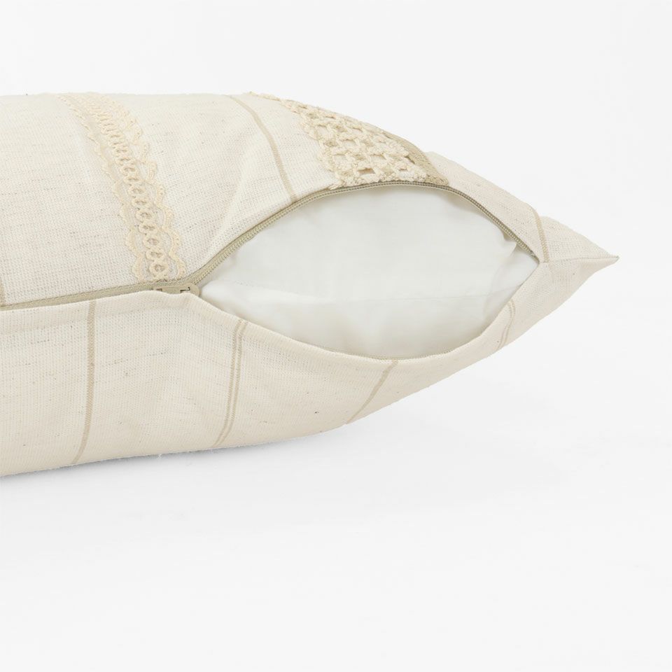 生地の色目に合わせたファスナー色を使用し、ファスナー部分に生地を片側から被せています／クッションの中材は別売