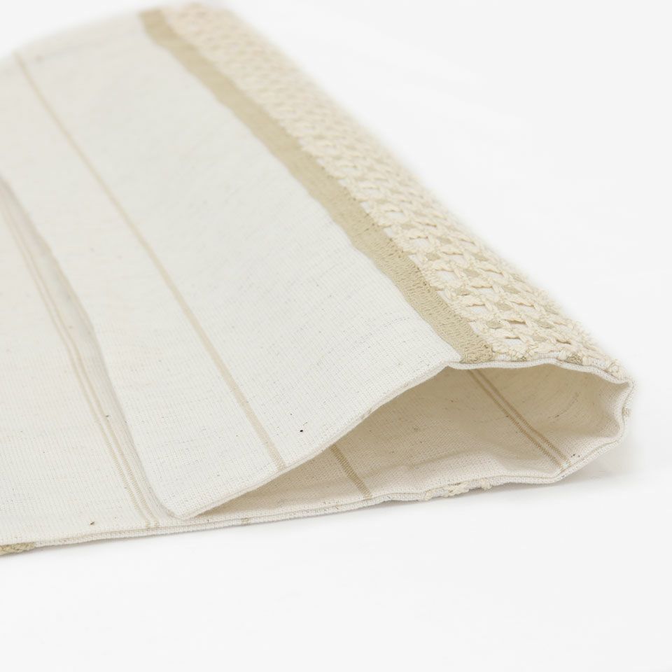 麻綿素材の生地に表面には、表現の異なる2種類のトーションレースを付け、少し遊び心を出したデザインです