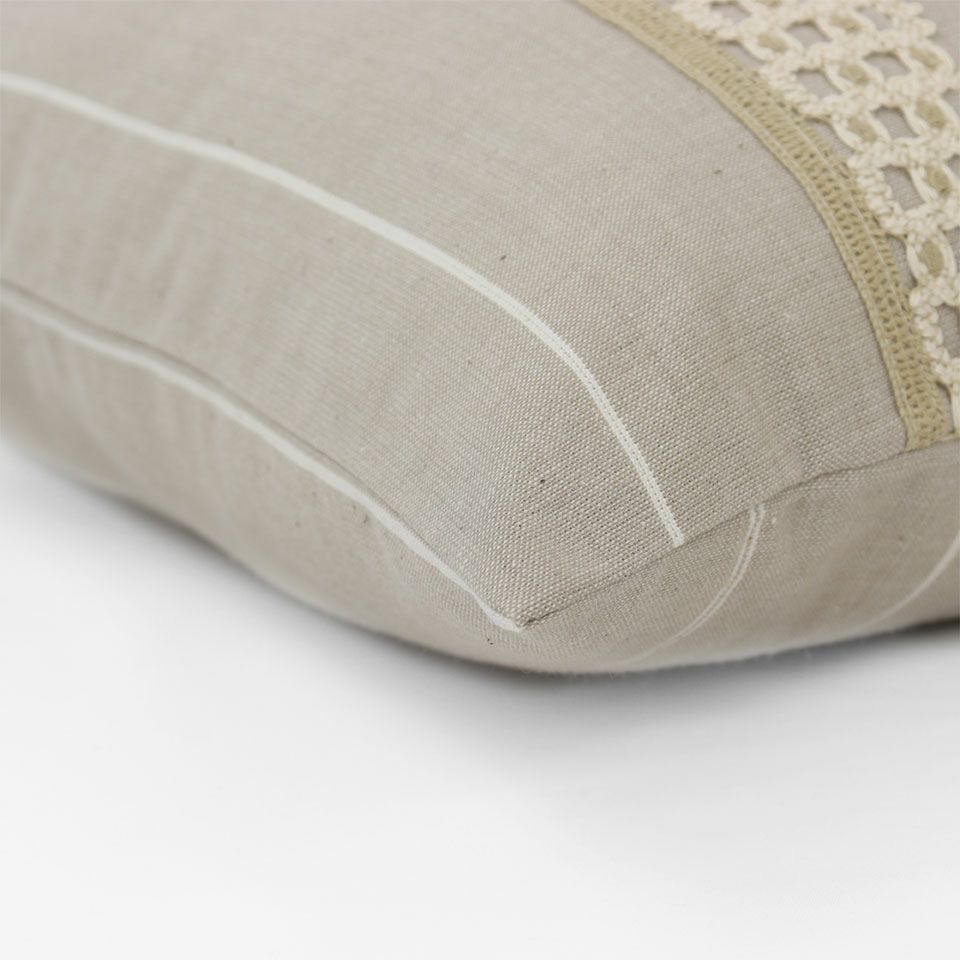 カラー：ベージュ／表面と裏面の異なるデザイン／周囲は縫い合わせ仕様ですっきりした表情に仕上げています