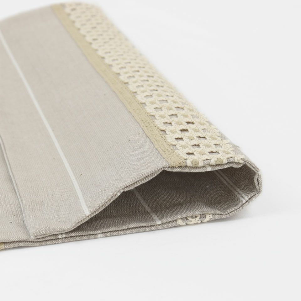 麻綿素材の生地に表面には、表現の異なる2種類のトーションレースを付け、少し遊び心を出したデザインです