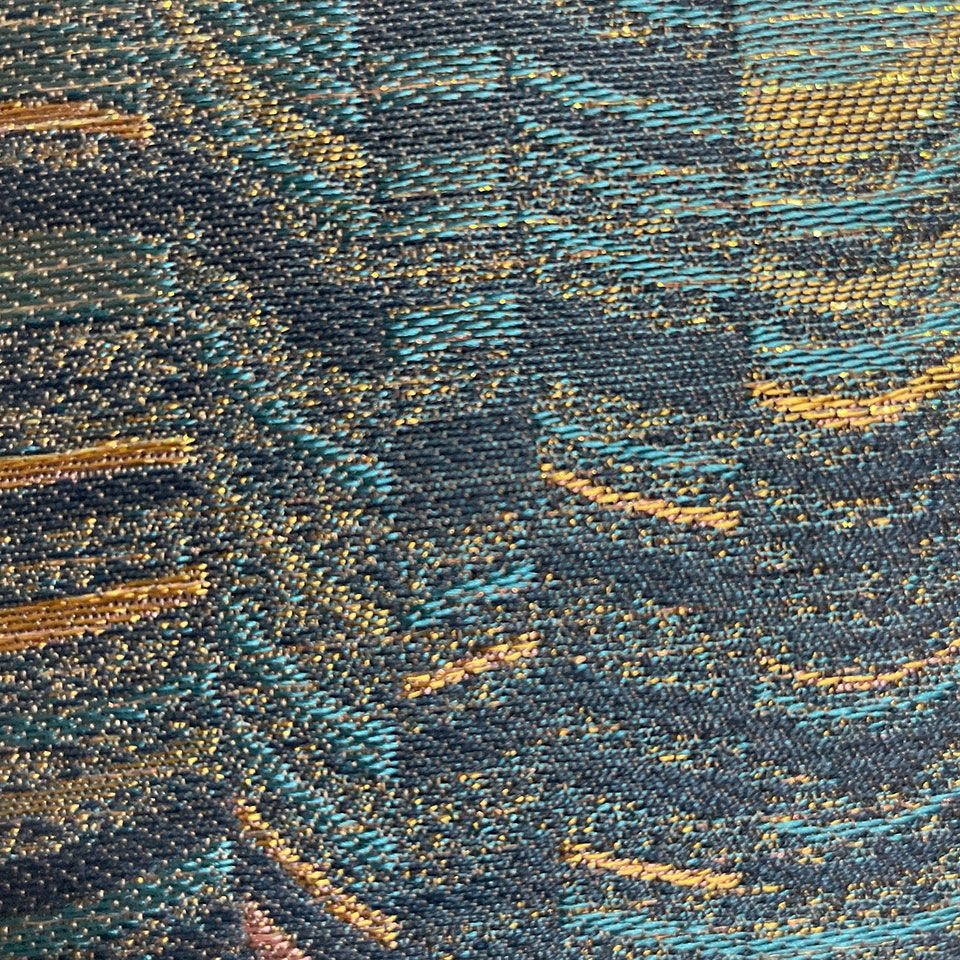 オーロラ糸が独特な輝きを放ち、見る角度で色が変化します