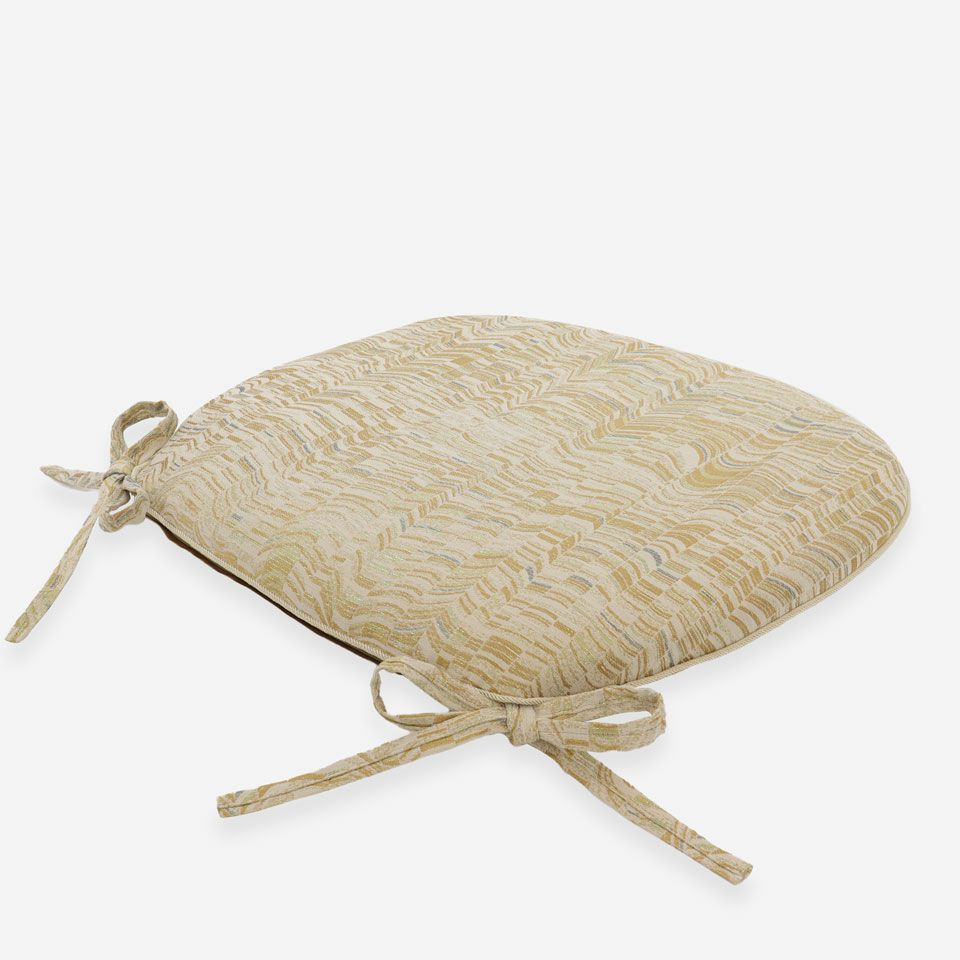 表面／カラー：ゴールド／45cm×43cm／ 紐付き／カバー取り外し可