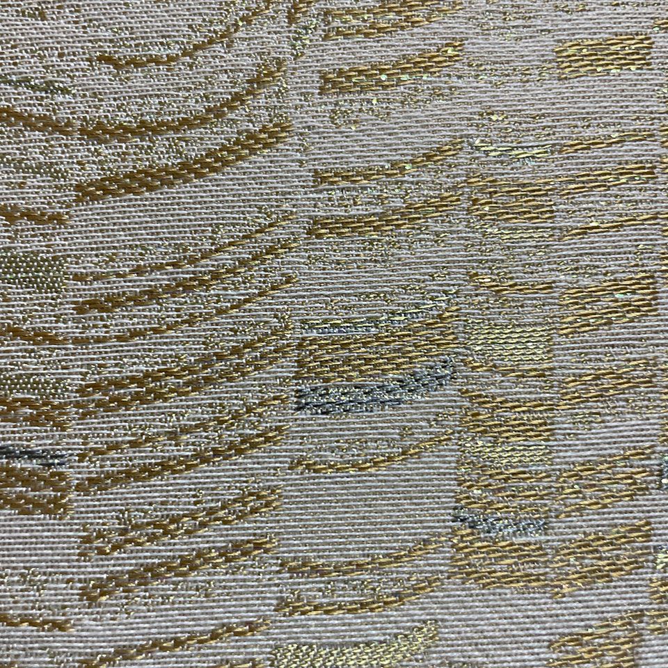 オーロラ糸が独特な輝きを放ち、見る角度で色が変化します