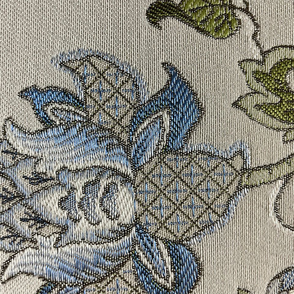 当社京都の自社工場で生産している生地で、高密度ジャカード織機で細部まで繊細に織り上げています