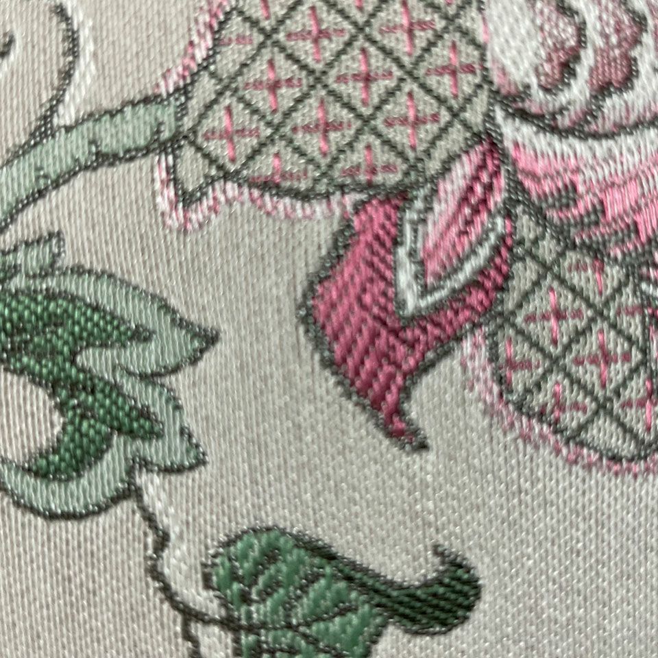 当社京都の自社工場で生産している生地で、高密度ジャカード織機で細部まで繊細に織り上げています