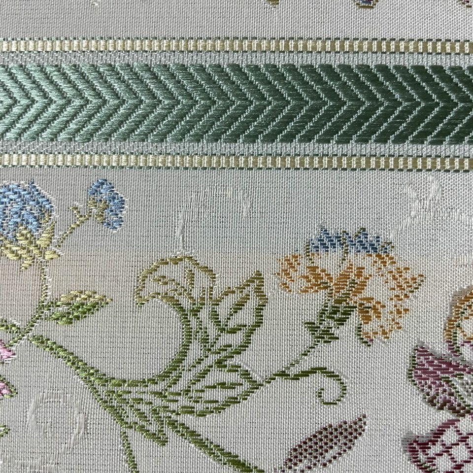 高密度ジャカード織機で細部まで繊細に織り上げています