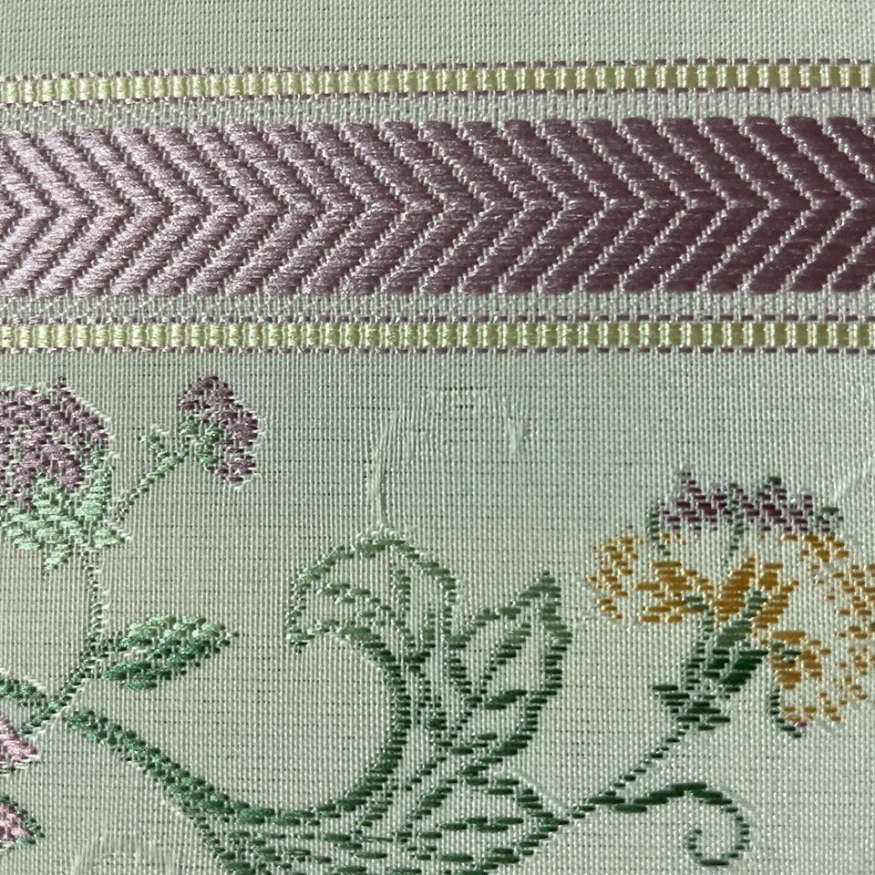 高密度ジャカード織機で細部まで繊細に織り上げています