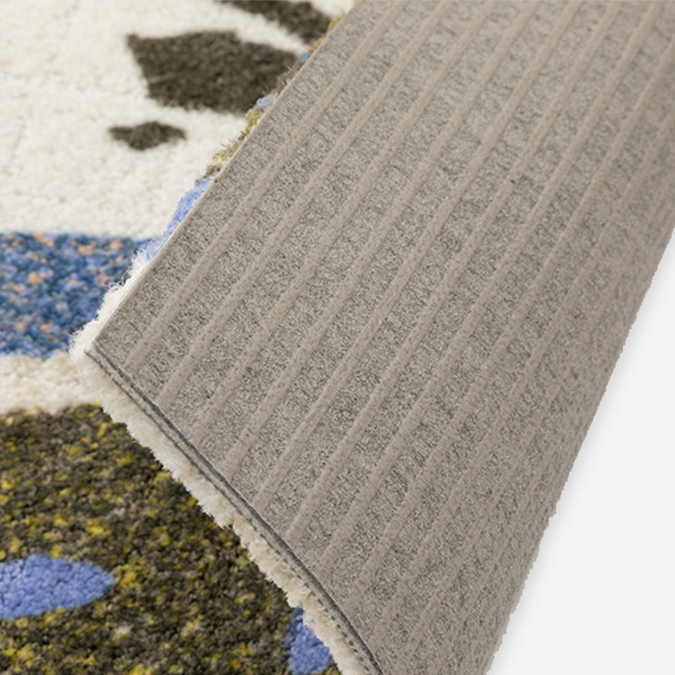 裏面は滑り止め付き／接着剤等は不要で簡単に設置できます