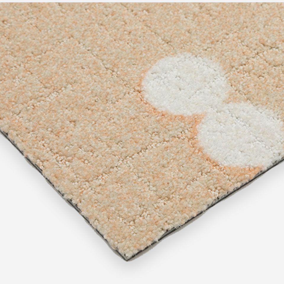 表面カラー：ピンク／周囲が綺麗にカットされたタイル形状で、隙間なく組み合わせることができます