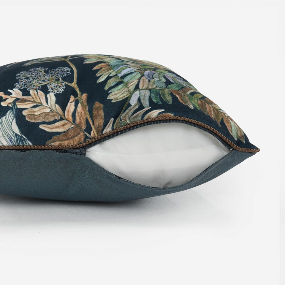 生地の色目に合わせたファスナー色を使用し、ファスナー部分に生地を片側から被せています