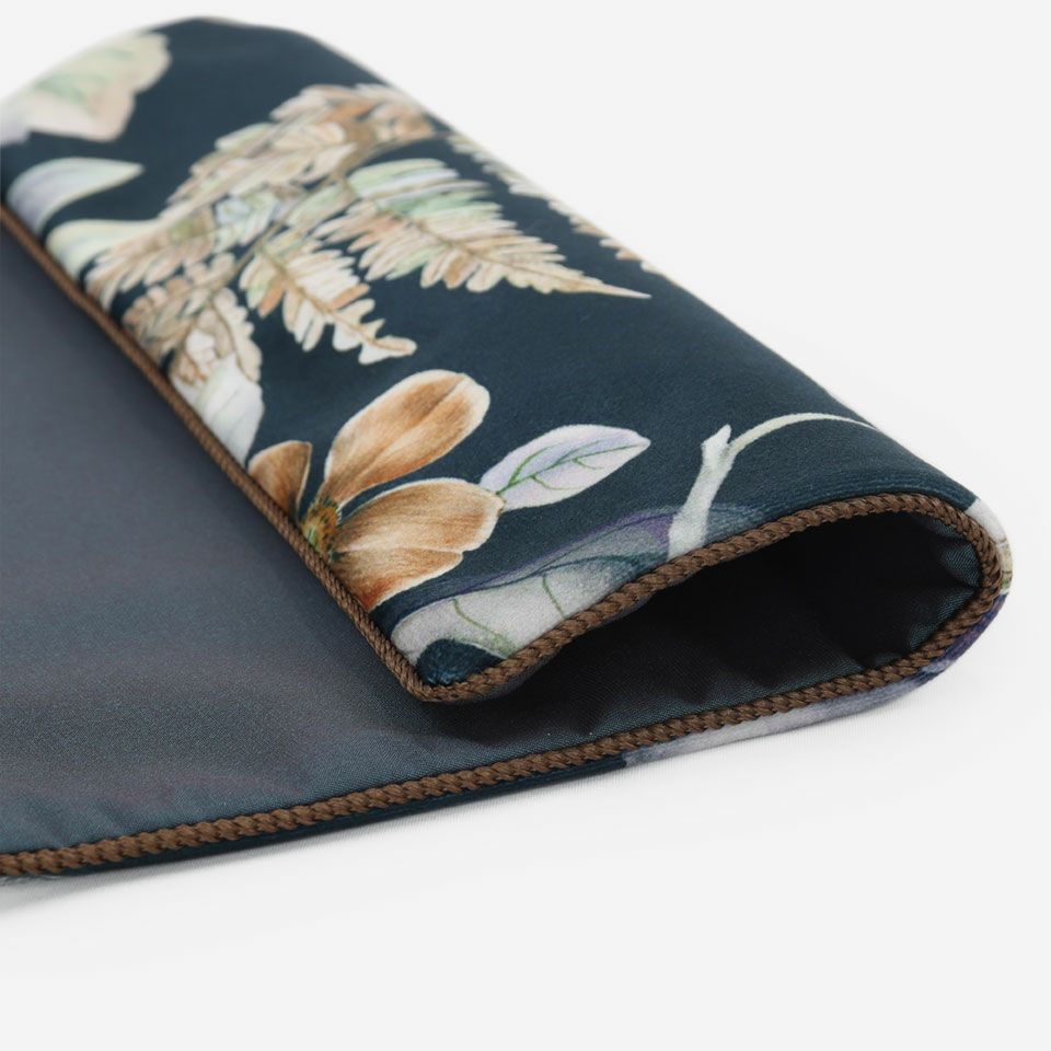 シダの様な葉が水彩の美しいグラデーションで描かれています