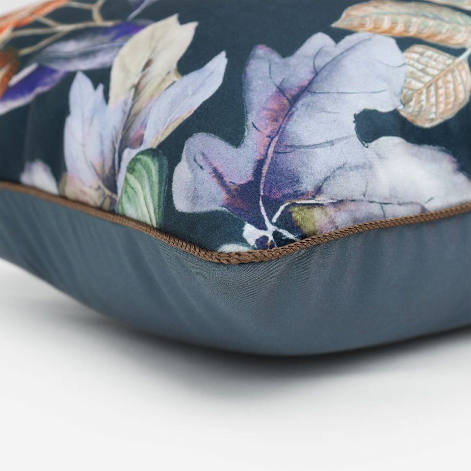 表面と裏面の異なるデザイン／ブラウン色のパイピングをつけています／表面カラー：ブルー／裏面カラー：ダークブルー