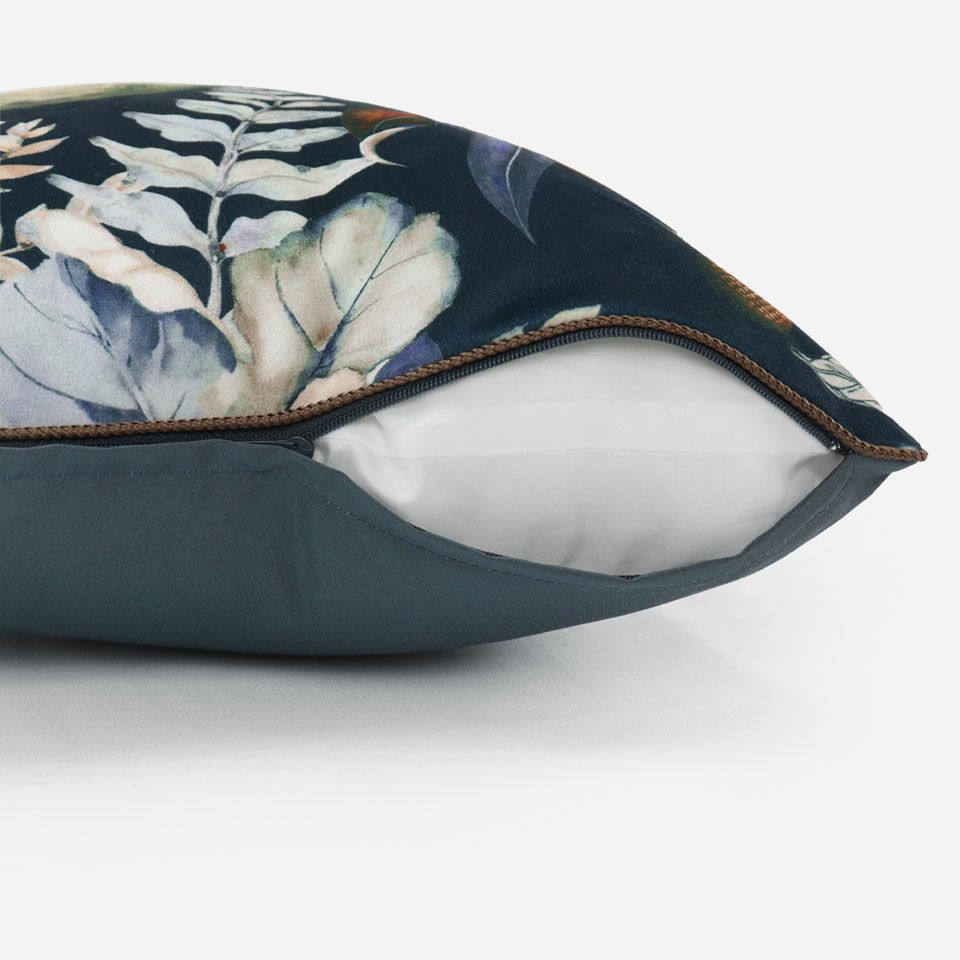 生地の色目に合わせたファスナー色を使用し、ファスナー部分に生地を片側から被せています