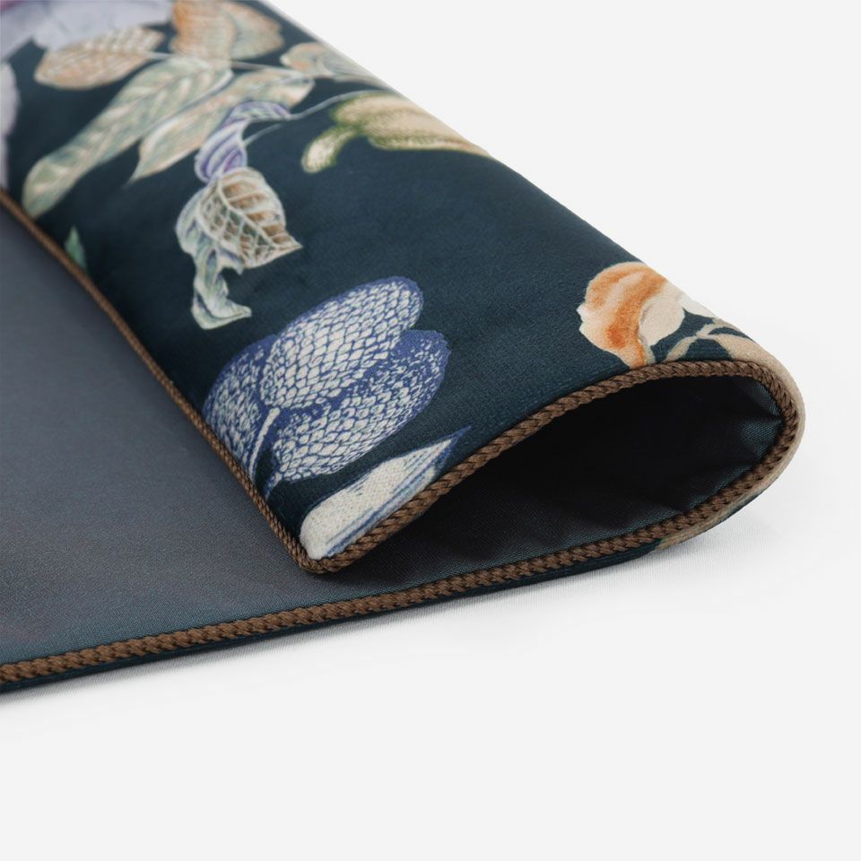 ライチ・パパイヤとシダなどの葉のモチーフが版画や写真のようなタッチで描かれています