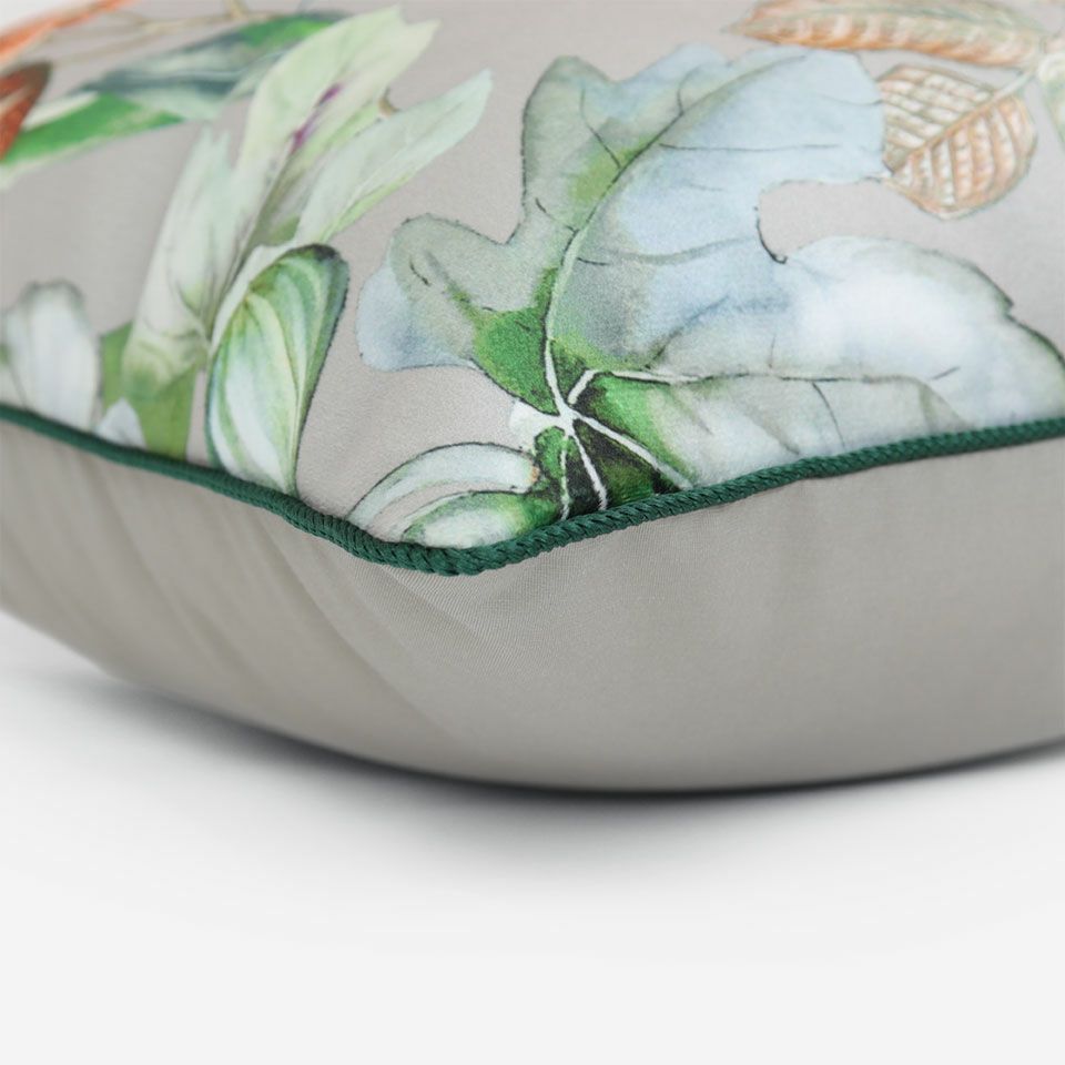 表面と裏面の異なるデザイン／グリーン色のパイピングをつけています／表面カラー：グレー／裏面カラー：ライトグレー